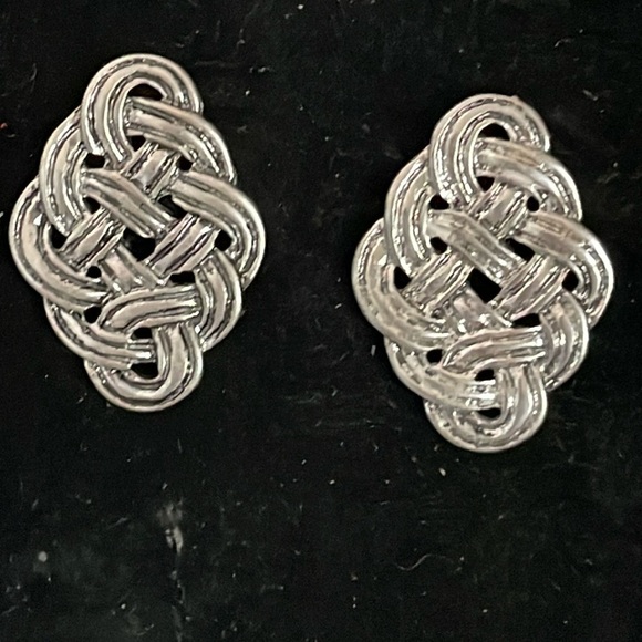 1 1/8” silver tone knotted Celtic weave pattern stud earrings - Picture 1 of 13